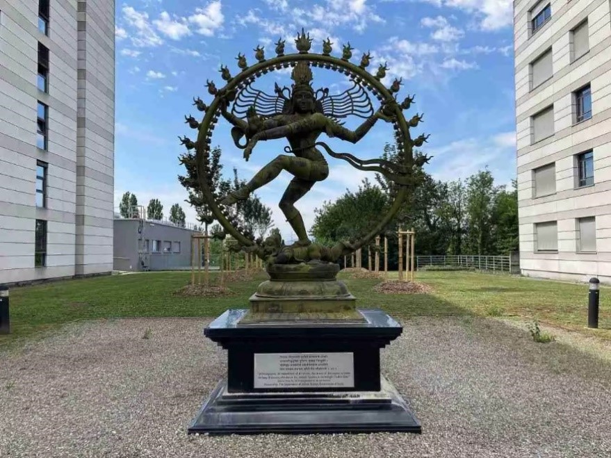 PIB_India's tweet photo. India Celebrates Breakthrough Prize in Fundamental Physics Awarded to Large Hadron Collider Experiments

The 2025 Breakthrough Prize in Fundamental Physics is awarded to co-authors of publications based on CERN’s Large Hadron Collider Run-2 data released between 2015 and July 15, 2024, at the experimental collaborations ATLAS, CMS, ALICE and LHCb.

Indian scientists and researchers have played a significant role in the international collaboration for the ALICE (A Large Ion Collider Experiment) and the CMS (Compact Muon Solenoid) experiments. 

Several Indian institutes, universities, and scientists have contributed both intellectually and technically to the experiment’s success.

Read more: https://t.co/3ZYPsIGoJg