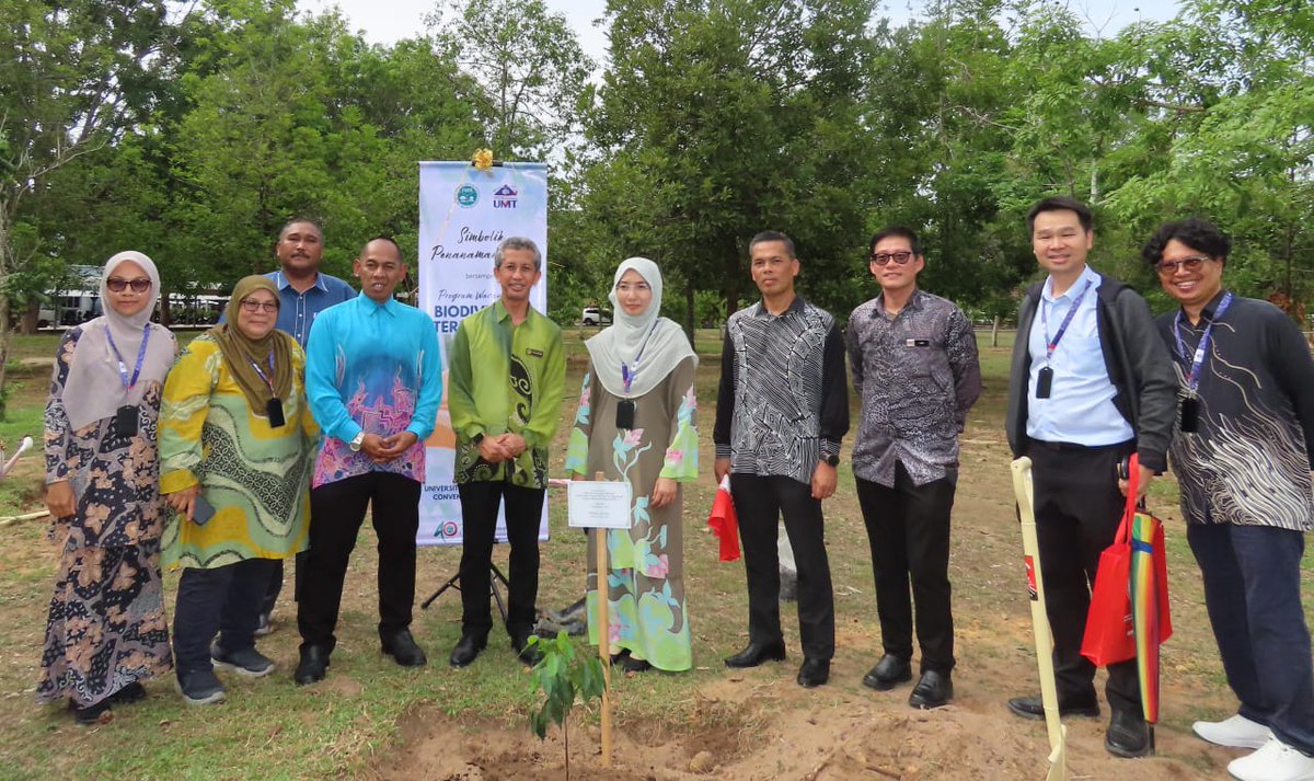 FRIM (@frimkepong) on Twitter photo ๐
22/5
<a href="/FRIMKepong/">FRIM</a> <a href="/UMT_Official/">OfficialUMT</a> anjur Wacana Ilmu #Biodiversiti #Terengganu
๐ฟ100 peserta sertai perkongsian ilmu flora & fauna๐
๐ณTanam pokok merawan siput jantan (๐๐ฐ๐ฑ๐ฆ๐ข ๐ฐ๐ฅ๐ฐ๐ณ๐ข๐ต๐ข) di Taman Botani UMT sokong Kempen <a href="/100jutapokok/">Kempen Penanaman 100 Juta Pokok</a>
#Biodiversiti #100JutaPokok ๐
22/5
<a href="/FRIMKepong/">FRIM</a> <a href="/UMT_Official/">OfficialUMT</a> anjur Wacana Ilmu #Biodiversiti #Terengganu
๐ฟ100 peserta sertai perkongsian ilmu flora & fauna๐
๐ณTanam pokok merawan siput jantan (๐๐ฐ๐ฑ๐ฆ๐ข ๐ฐ๐ฅ๐ฐ๐ณ๐ข๐ต๐ข) di Taman Botani UMT sokong Kempen <a href="/100jutapokok/">Kempen Penanaman 100 Juta Pokok</a>
#Biodiversiti #100JutaPokok