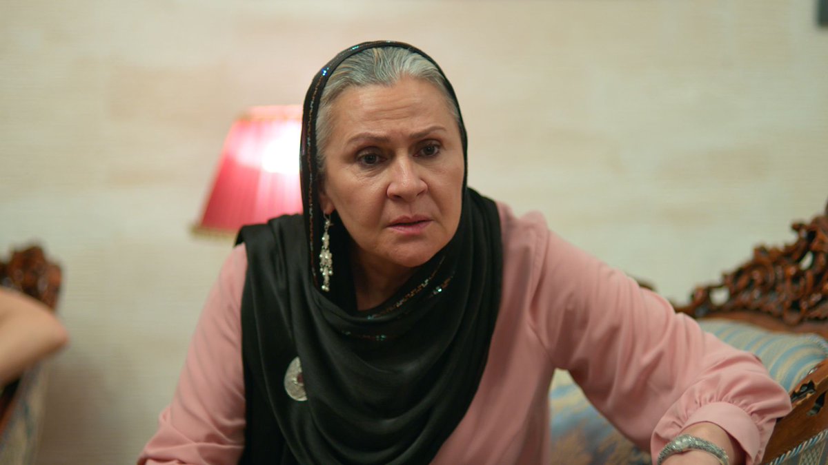 الناس اللي قالت عليا عديمة الكرامة عشان رضيت تكمل في القصر و مخرجتش
اهي الست قاعدة رجل على رجل ابوي ع الكاريزما ابوي ع الدلال❤️‍🔥
و ند لصداقات وبتقول رأيها بكل ثقة
و جيهان واقف لأمه و كلمته بتمشي مش بيجري وراها
الأغا و الهانم الاغا يرسموا الخط و الكل يمشي عليه🫡
#UzakŞehir . #CihAl