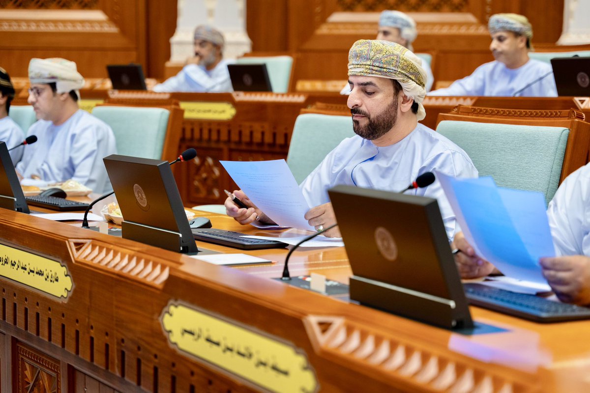 🔺تمهيدًا لرفعها للمقام السامي، وعملاً بالمادة (49) من قانون مجلس عمان:
عقد مجلسا الدولة والشورى جلسة مشتركة لمناقشة المواد محل الاختلاف بشأن عددٍ من مشاريع القوانين.
🔺وقد اختُتمت أعمال الجلسة المشتركة بمناقشة (5) مشاريع قوانين:
1️⃣ مشروع قانون مكافحة الاتجار بالبشر.
2️⃣ مشروع