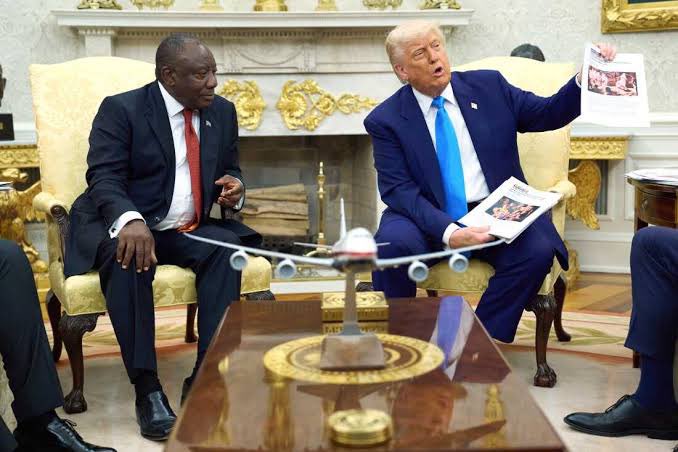 Madinidotcom's tweet photo. TRUMP ALILISHWA MATANGO PORI AKAMCHORESHA CYRIL RAMAPHOSA! ‘WHITE GENOCIDE CONSPIRACY.

Lilianza kama swali kutoka kwa Ndugu Mwandishi, 

“What would it take for you to be convinced that there is no ‘white genocide’ in South Africa?" 

SWALI hili kuhusu ‘Uzushi’ wa Mauaji ya kimbari linatupwa kwa Rais wa Marekani, Donald Trump, 

Pembeni yake amekaa Matamela Cyril Ramaphosa, Rais wa SA.