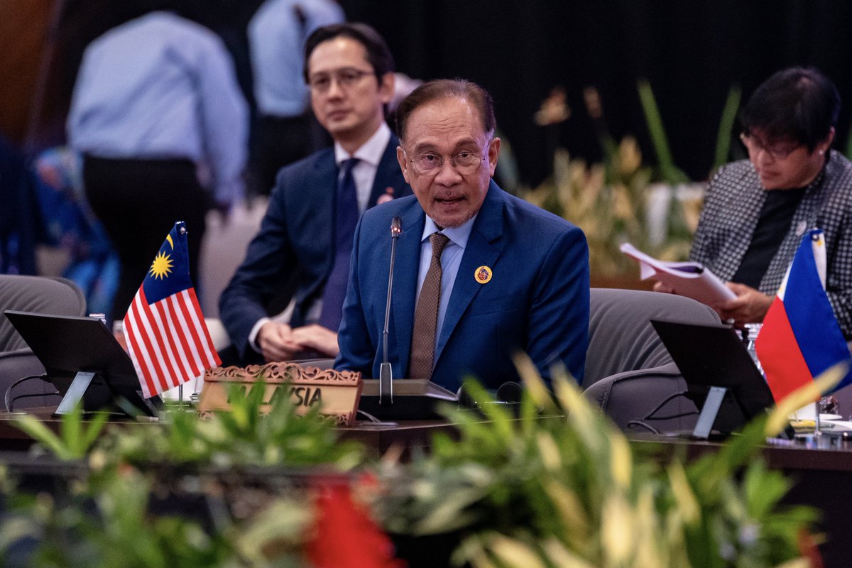 anwaribrahim's tweet photo. Sebagai sebahagian daripada agenda penting Sidang Kemuncak ASEAN ke-46, saya menyampaikan ucapan pembukaan dalam sesi Libat Urus antara Pemimpin ASEAN dan wakil Perhimpunan Antara Parlimen ASEAN (AIPA) tengah hari tadi.

Sesi ini membuka ruang untuk menyatukan suara rakyat melalui institusi Parlimen dalam usaha memacu kemajuan Komuniti ASEAN. Saya tegaskan peranan AIPA sebagai rakan strategik ASEAN dalam menjayakan aspirasi rakyat, memperkukuh tiga tonggak utama kerjasama serta mempertingkat daya tahan dan kesiapsiagaan rantau ini.

Saya turut mengalu-alukan komitmen AIPA terhadap isu-isu utama seperti keselamatan makanan, perubahan iklim, transformasi digital dan pembangunan ekonomi yang lebih inklusif. Penyelarasan dasar dan perundangan di peringkat nasional dan serantau amat penting bagi memastikan agenda ini direalisasikan.

Dalam menyusun dasar dan hala tuju rantau ini, suara komuniti yang diangkat melalui wakil rakyat harus terus menjadi keutamaan. Inilah semangat ASEAN yang perlu digarap untuk memastikan dasar yang dilaksanakan benar-benar berakar pada aspirasi rakyat.

=====

As part of the key agenda of the 46th ASEAN Summit, I delivered the opening remarks at the Interface session between ASEAN Leaders and representatives of the ASEAN Inter-Parliamentary Assembly (AIPA) earlier this afternoon.

This session provides a platform to unite the voice of the people through parliamentary institutions in our collective pursuit to advance the ASEAN Community. I underscored AIPA’s role as a strategic partner in realising the aspirations of our people, strengthening ASEAN’s three key pillars and enhancing the region’s resilience and preparedness.

I also welcomed AIPA’s continued commitment to key issues such as food security, climate change, digital transformation, and inclusive economic development. Policy and legislative alignment at both national and regional levels will be critical to ensure the successful delivery of our shared agenda.

As we shape the region’s policy direction, the voice of our communities, channelled through their elected representatives, must remain at the core. This is the spirit of ASEAN we must embrace, that is rooted in the aspirations of the people.

#MalaysiaMADANI
#MADANIBekerja
#ASEAN2025