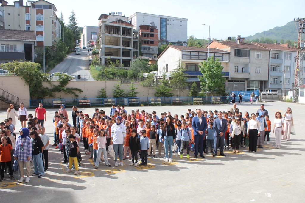 KumruilceMem's tweet photo. 📌İlçe Milli Eğitim Müdürümüz Suat EVİN, Şube Müdürlerimiz Bülent YILMAZ ve Muhsin KÜTÜK ile birlikte, Şehit Yüksel Batır İlkokulumuzu  ziyaret ederek bayrak törenine katıldı. 
@tcmeb 
@Ordu_MEM 
@Yusuf__Tekin 
@mfvargeloglu 
@SuatEvin52 https://t.co/3H4nPJvzJ8