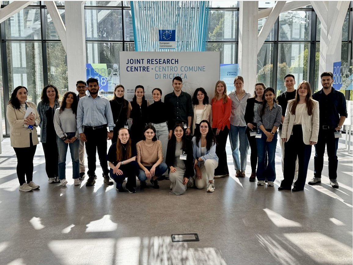 Young scientists learning about alternatives to animal testing!
 
We were delighted to welcome students and young researchers from around the world for the Joint Research Centre’s summer school on non-animal approaches in science.