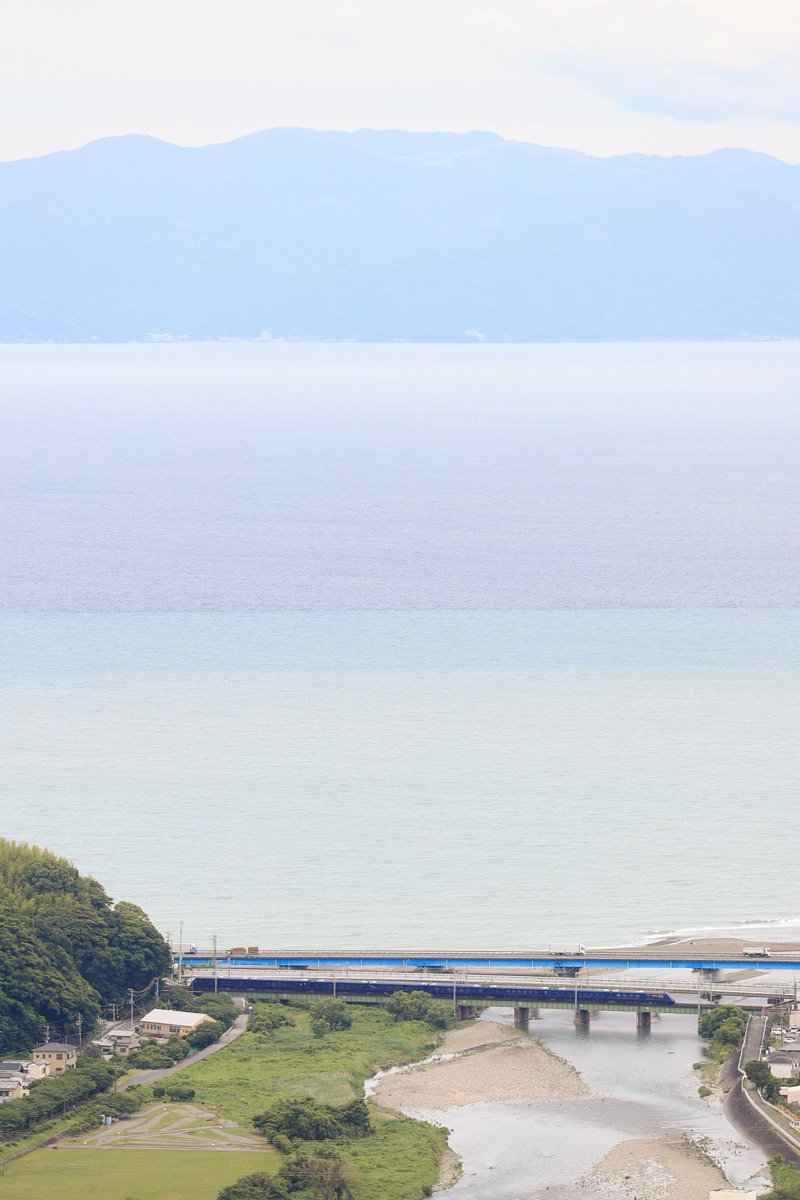 chotetsu_buggy's tweet photo. ロイヤルエクスプレスを山の上から駿河湾を入れて…

潮目も出てる海の向こうには伊豆半島も見えました。 https://t.co/Y8qC6HJxcU