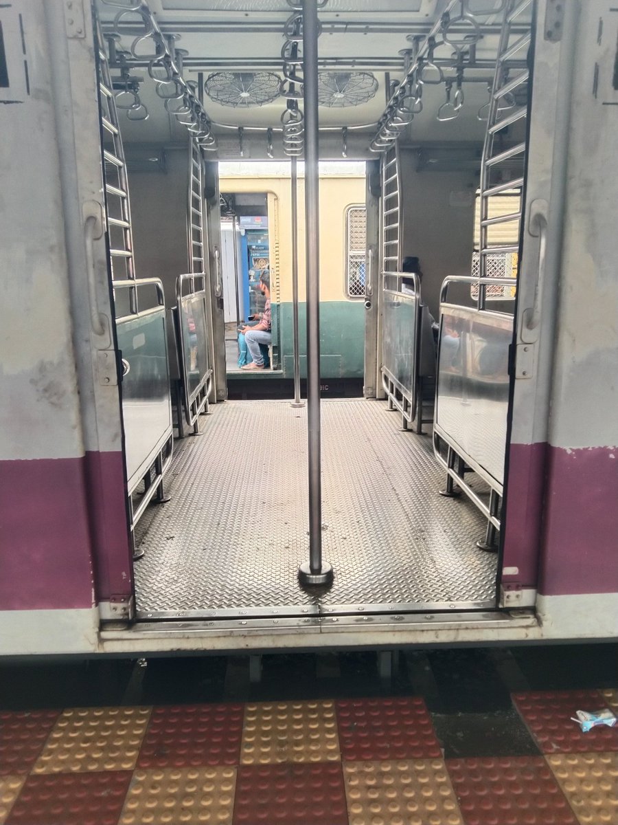 udhavidathan's tweet photo. Dear @IRCTCofficial one family left pattu saree at tambaram railway station in chengalpat to Central train , train number 40536 kindly track and help their #irctc @RailMinIndia @RailwaySeva @RailwaySeva @IRCTCofficial https://t.co/7RZXUg9znq
