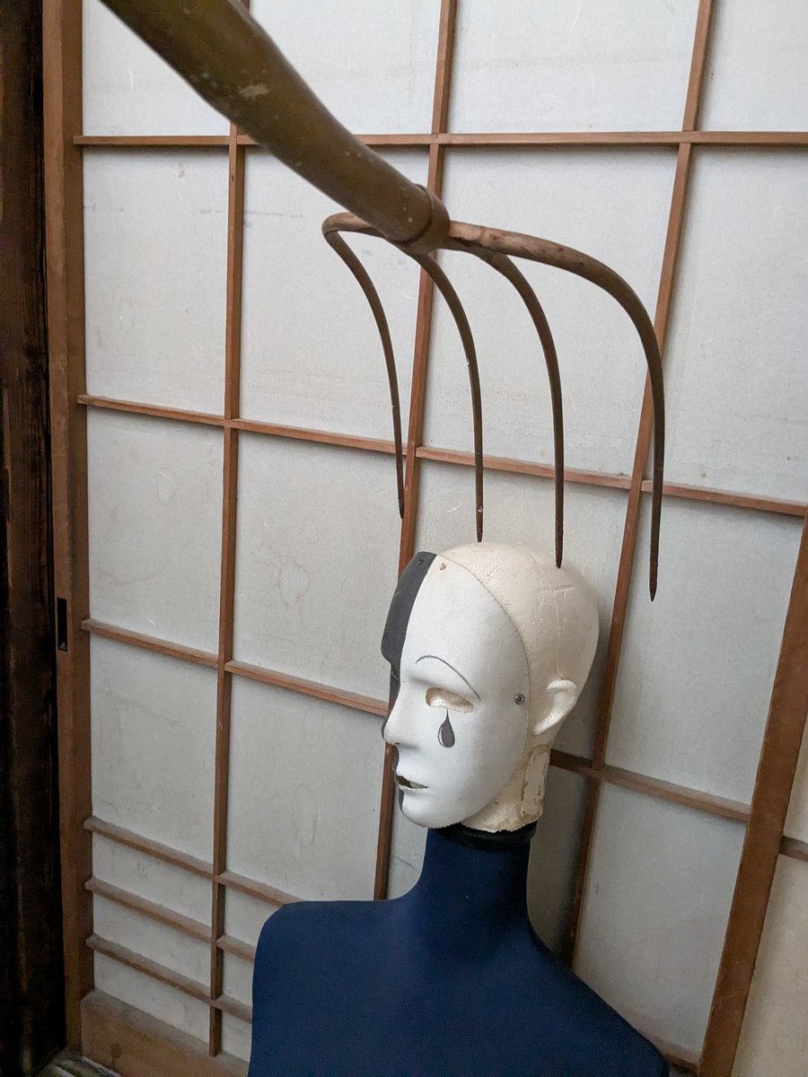 この事故、スタジオにちょうど農業用フォークがあったのでトルソーで