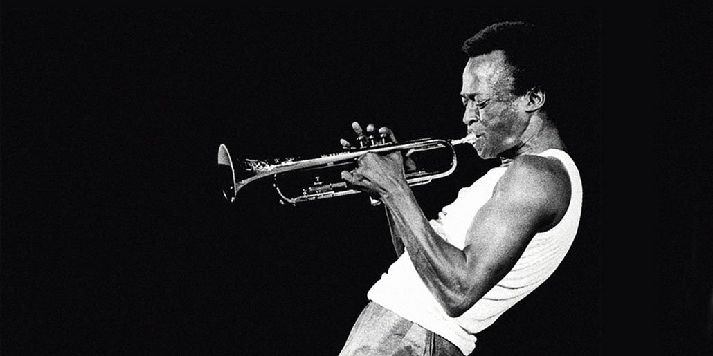ProfesorJonk's tweet photo. "No toques lo que hay, toca lo que no hay".
Miles Davis.
La vanguardia del jazz. La búsqueda y fusión sin miedos.
Uno de los grandes.
#Efemeride #MileDavis #jazz https://t.co/fn9J6Uyk9g https://t.co/EmsQxUP7YB