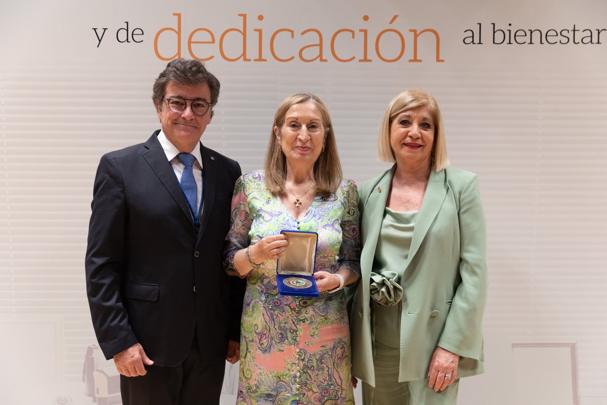 El pasado sábado 24 de mayo, nuestra presidenta, la Dra. <a href="/anapastorjulian/">Ana Pastor Julián</a>, participó en la celebración del 60º Aniversario del Colegio Nacional de Ópticos-Optometristas (<a href="/CNOO_Spain/">Colegio Nacional de Ópticos-Optometristas</a>).​

Durante el evento, tuvo el honor de cerrar la ceremonia y recibió la Medalla del CNOO en