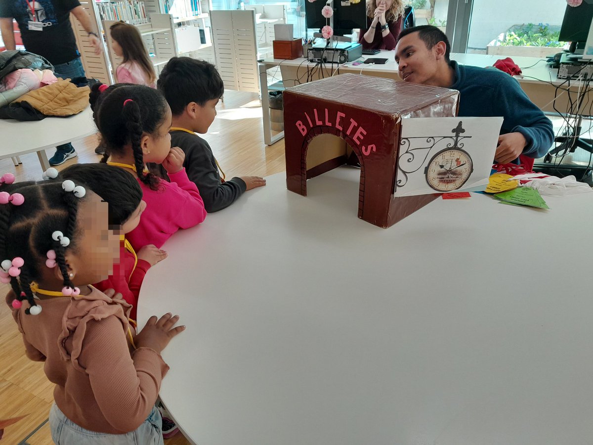 hermanos_pinzon's tweet image. Los alumnos y alumnas de 4 años A han visitado hoy la biblioteca Ángel González: han sacado sus billetes para viajar en el tren de los cuentos, han viajado por la instalación y han escuchado 4 divertidos cuentos. ¡Qué bien se pasa en la biblioteca! Os invitamos a visitarla.