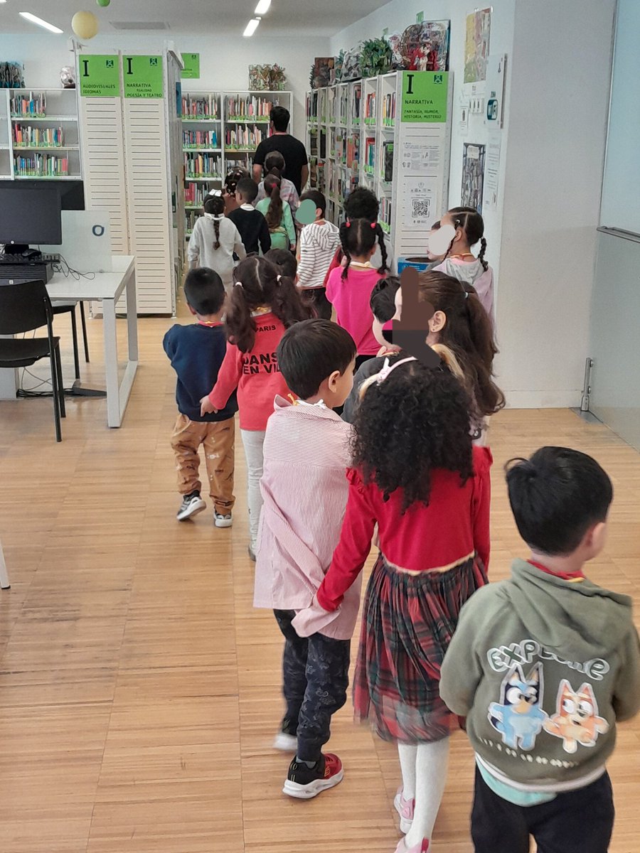 hermanos_pinzon's tweet image. Los alumnos y alumnas de 4 años A han visitado hoy la biblioteca Ángel González: han sacado sus billetes para viajar en el tren de los cuentos, han viajado por la instalación y han escuchado 4 divertidos cuentos. ¡Qué bien se pasa en la biblioteca! Os invitamos a visitarla.