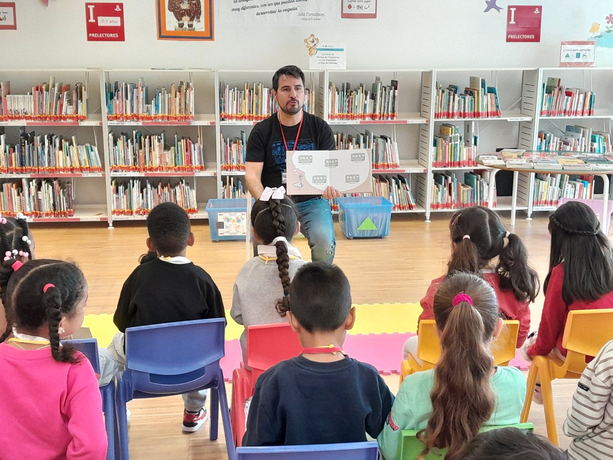 hermanos_pinzon's tweet image. Los alumnos y alumnas de 4 años A han visitado hoy la biblioteca Ángel González: han sacado sus billetes para viajar en el tren de los cuentos, han viajado por la instalación y han escuchado 4 divertidos cuentos. ¡Qué bien se pasa en la biblioteca! Os invitamos a visitarla.