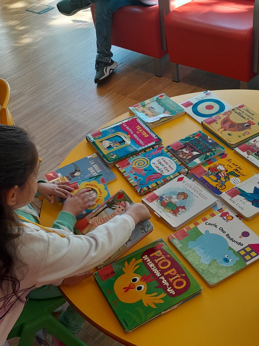 hermanos_pinzon's tweet image. Los alumnos y alumnas de 4 años A han visitado hoy la biblioteca Ángel González: han sacado sus billetes para viajar en el tren de los cuentos, han viajado por la instalación y han escuchado 4 divertidos cuentos. ¡Qué bien se pasa en la biblioteca! Os invitamos a visitarla.