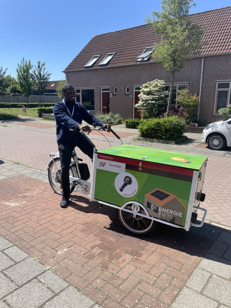 Heb jij de energiefiets al gespot? T/m augustus komt Louigino van het Energieloket Zeewolde aan de deur. Hij vertelt over het Energieloket en deelt gratis bespaarproducten uit. 

Bezoek: energieloketflevoland.nl/zeewolde

#EnergieloketZeewolde #energiefiets #duurzaamwonen #energiebesparing