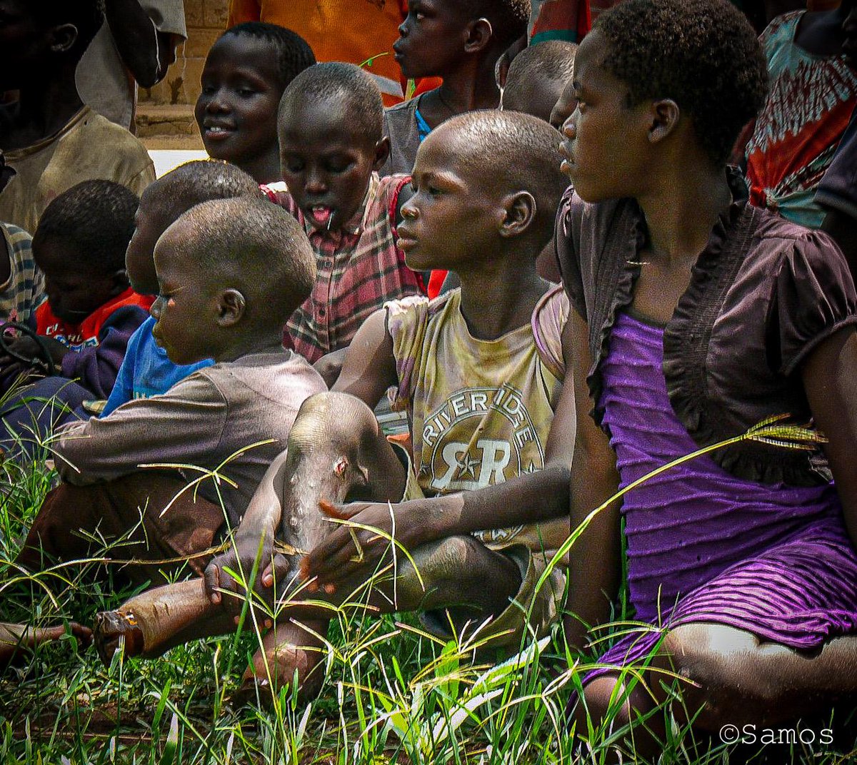 MukiibiDerrick8's tweet photo. Their expressions, clothes, and the natural surroundings speak volumes about life, challenges, and unity. A reminder that even in hardship, hope and connection endure. Derrine charity foundation calls all hearted organizations and individuals to stand with it as we extend love. https://t.co/KmHUQz3HGe