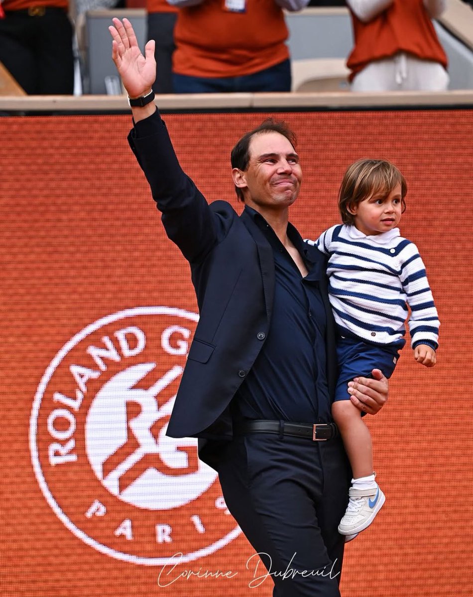 20 ans qu’elle le suit partout dans le monde…. Alors évidemment mon amie <a href="/corinnedubreuil/">corinne dubreuil</a> était hier à l’hommage de <a href="/rolandgarros/">Roland-Garros</a> au King of tennis qu’est <a href="/RafaelNadal/">Rafa Nadal</a>. 
Merci à lui ! Merci à elle ! #Vamosforever