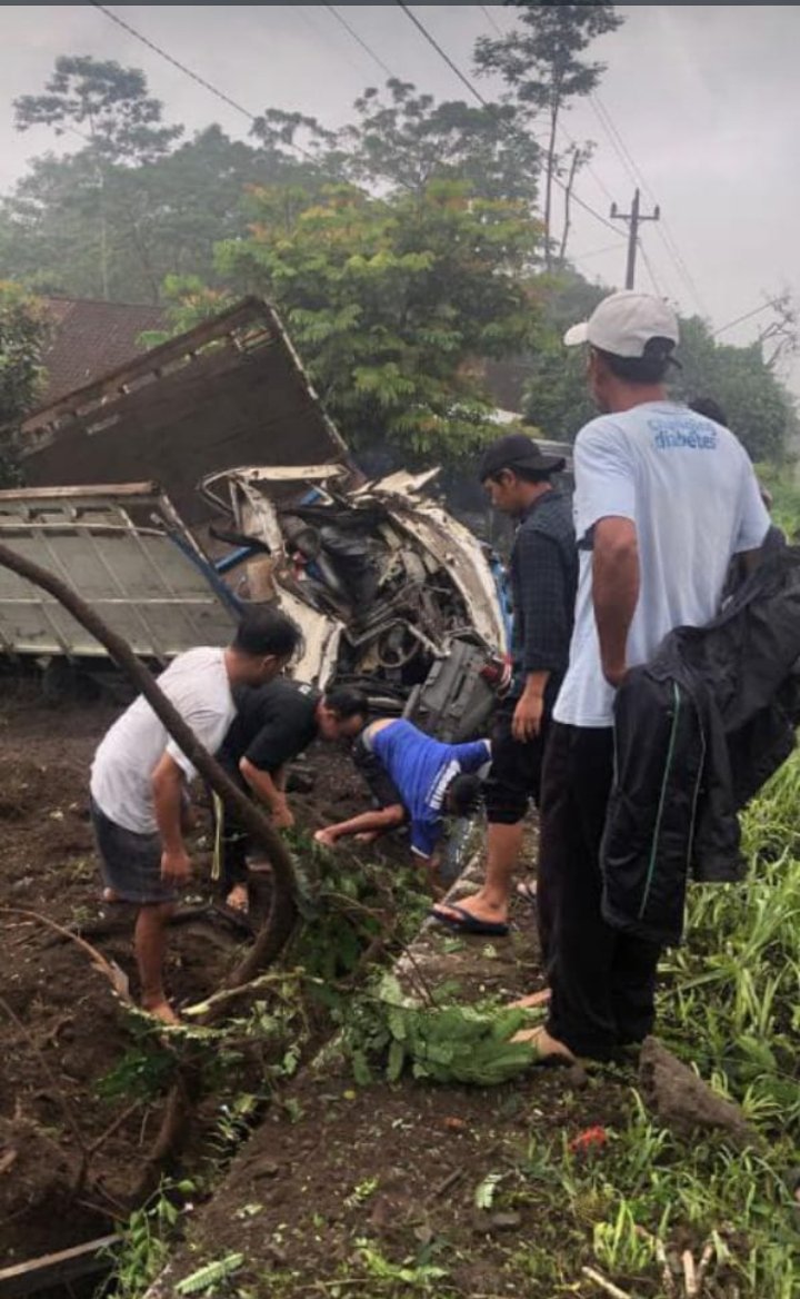 Sukiman Lintas Merapi (@sukimanmerapi) on Twitter photo Kecelakaan warga purwodadi , terjadi di jl deles - pasar kembang, kec.Kemalang, klaten , truks Rusak parah hingga kabin terlepas , hati2 saat berkendaraan , prediksi Rem blong .<a href="/jalinmerapi/">JALIN Merapi</a> Kecelakaan warga purwodadi , terjadi di jl deles - pasar kembang, kec.Kemalang, klaten , truks Rusak parah hingga kabin terlepas , hati2 saat berkendaraan , prediksi Rem blong .<a href="/jalinmerapi/">JALIN Merapi</a>
