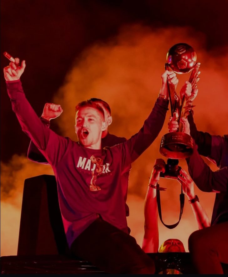 Tymczasem "bezambicjonalny frajer" 😎

#zagotowanyczajnik