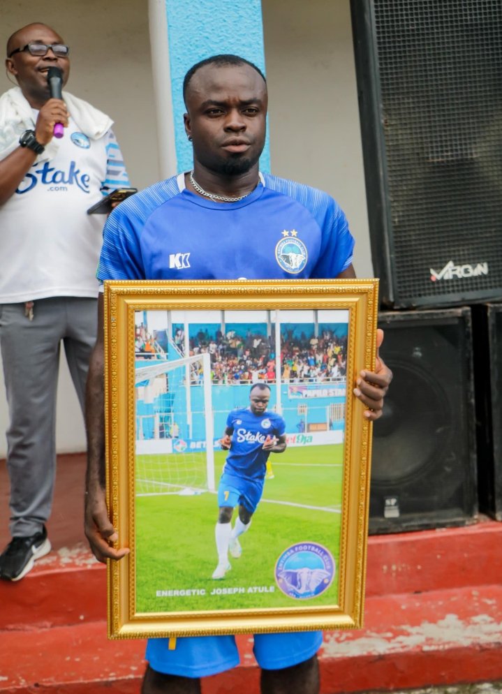🎯 There is always a reward for hard work and this was demonstrated by the best Supporters Club in land, Enyimba FC as they presented a worthy potrate to Joseph Atule...

Thank You Atule for your efforts!

#EnyimbafC
#Together4Victory