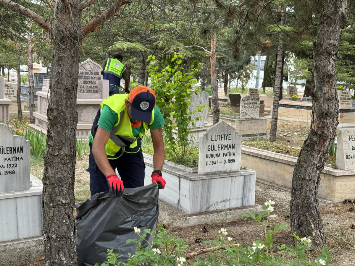 Kurban Bayramı öncesinde ilçemizdeki mezarlıklarda genel bakım ve temizlik çalışmalarımız devam ediyor.
Ot biçme, çevre düzenlemesi ve yürüyüş alanlarındaki temizlik işlemleri Park ve Bahçeler Müdürlüğü ekiplerimiz tarafından titizlikle gerçekleştiriliyor.