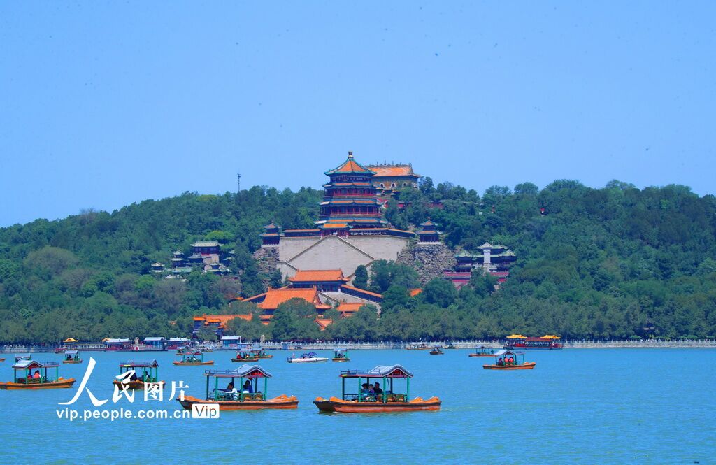PDChinese's tweet photo. 【北京：夏日暢遊頤和園】5月24日，遊人在北京頤和園遊覽觀光。 https://t.co/tsKWZLV0HV