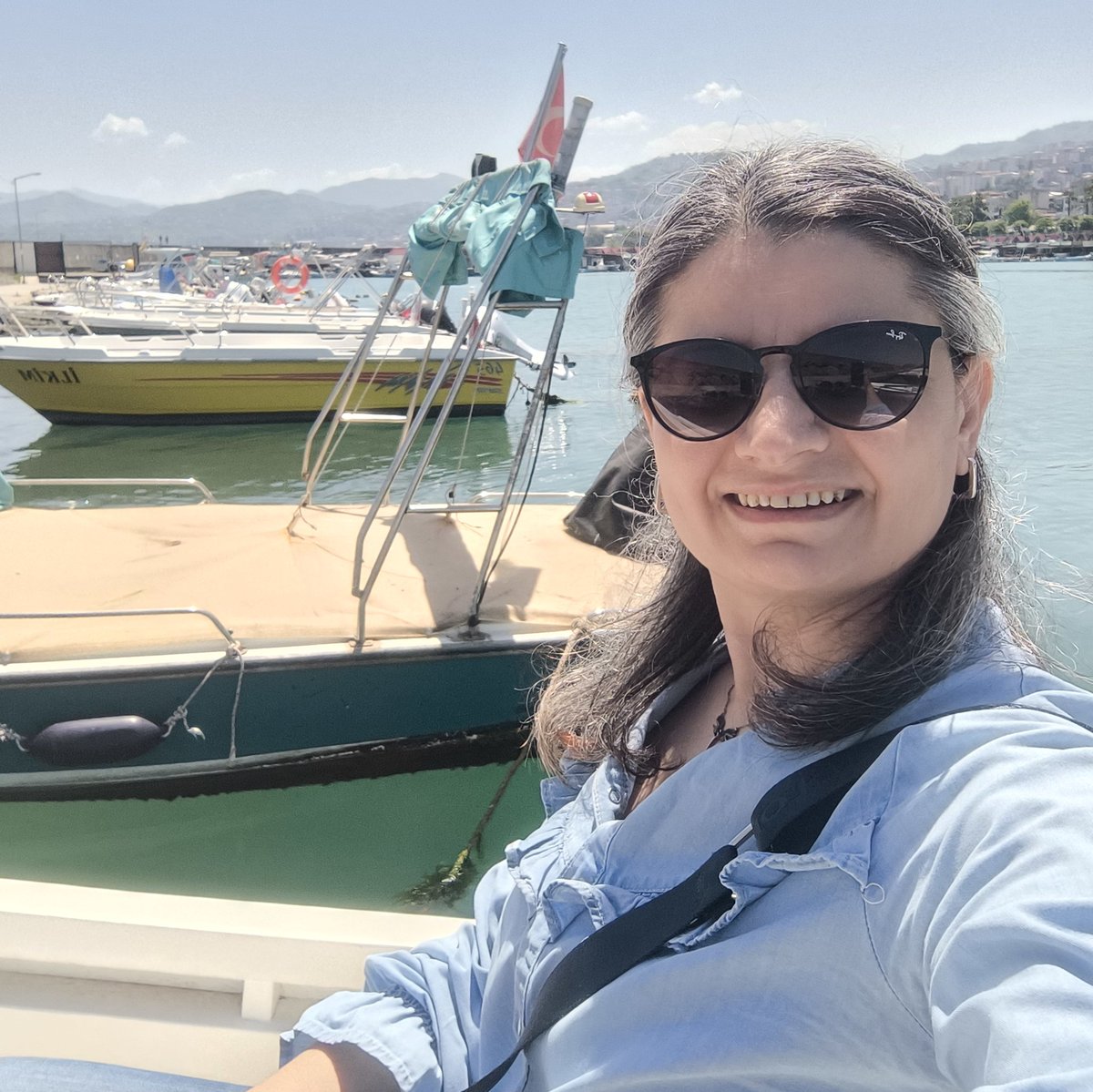 "Sabahleyin
Karayı kaldırın, mavi koyun, 
umudumu yitirmedim!" 
~Gülten Akın
#YeniProfilResmi
