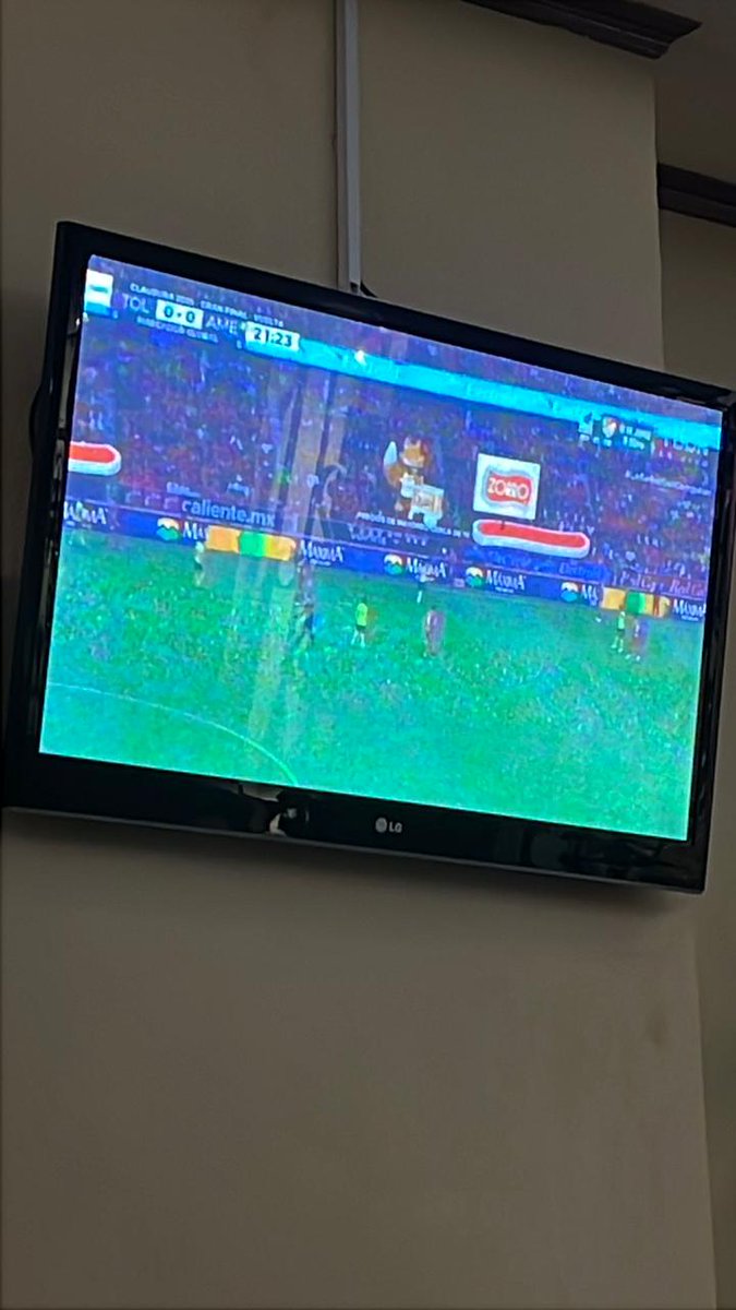 laloeze's tweet photo. @solosanborns @arturoelias La experiencia de hoy es la peor que he tenido en un lugar para ver fútbol. Su bar ubicado en Villahermosa Olmeca decidió apagar el partido faltando 3 minutos para el término del partido. Además de que llevan años sin poder arreglar una de sus pantallas https://t.co/1oV6GMg4w1