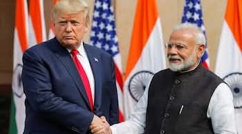 We_IndianIN's tweet image. इसे आप भारत अमेरिका के शीत युद्ध की औपचारिक शुरुआत कह लीजिये!

डोनाल्ड ट्रम्प एप्पल के पीछे पड़े है कि भारत मे यदि उत्पादन किया तो अमेरिका मे 25% टेरीफ लग जाएंगे। ट्रम्प मंचों से चीख चीख कर “मेक इन इंडिया” का विरोध कर रहे है।

लेकिन ट्रम्प मोदी के दोस्त थे,
आई लव इंडिया बोलते थे…