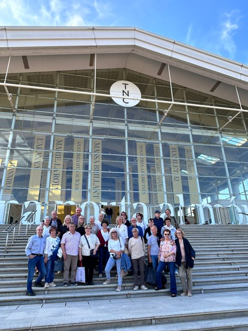 Trobada de clubs de lectura 🚍 #llegirElTeatre al <a href="/teatrenacional/">TNC</a> 🎭
Ens vam emocionar amb #LaTerceraFuga, un text de #VictoriaSzpunberg una història de tres generacions d'una família al llarg de tot un segle 👏 
Avui,  a les 7 tarda fem la tertúlia #llegimTeatre sobre l'obra📚