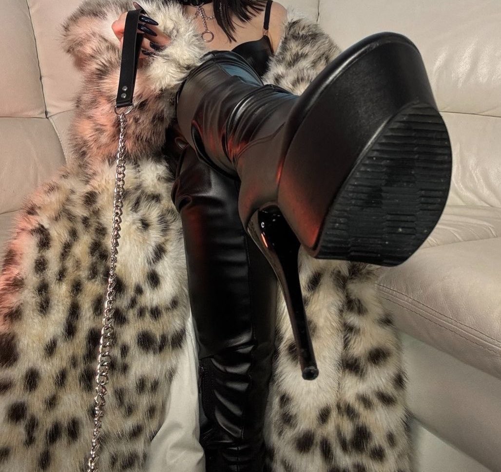 diemommymilena's tweet photo. Hey 👋🏼 
Leck meinen Stiefel 👢 Schlampe 😈

Und sei mein Welpe 🐶, damit du ein Halsband anlegen kannst 🤭😌
Like und rt 👍
Mein Telegramm 💬
@gottin_milena https://t.co/3VJaiNVGoh