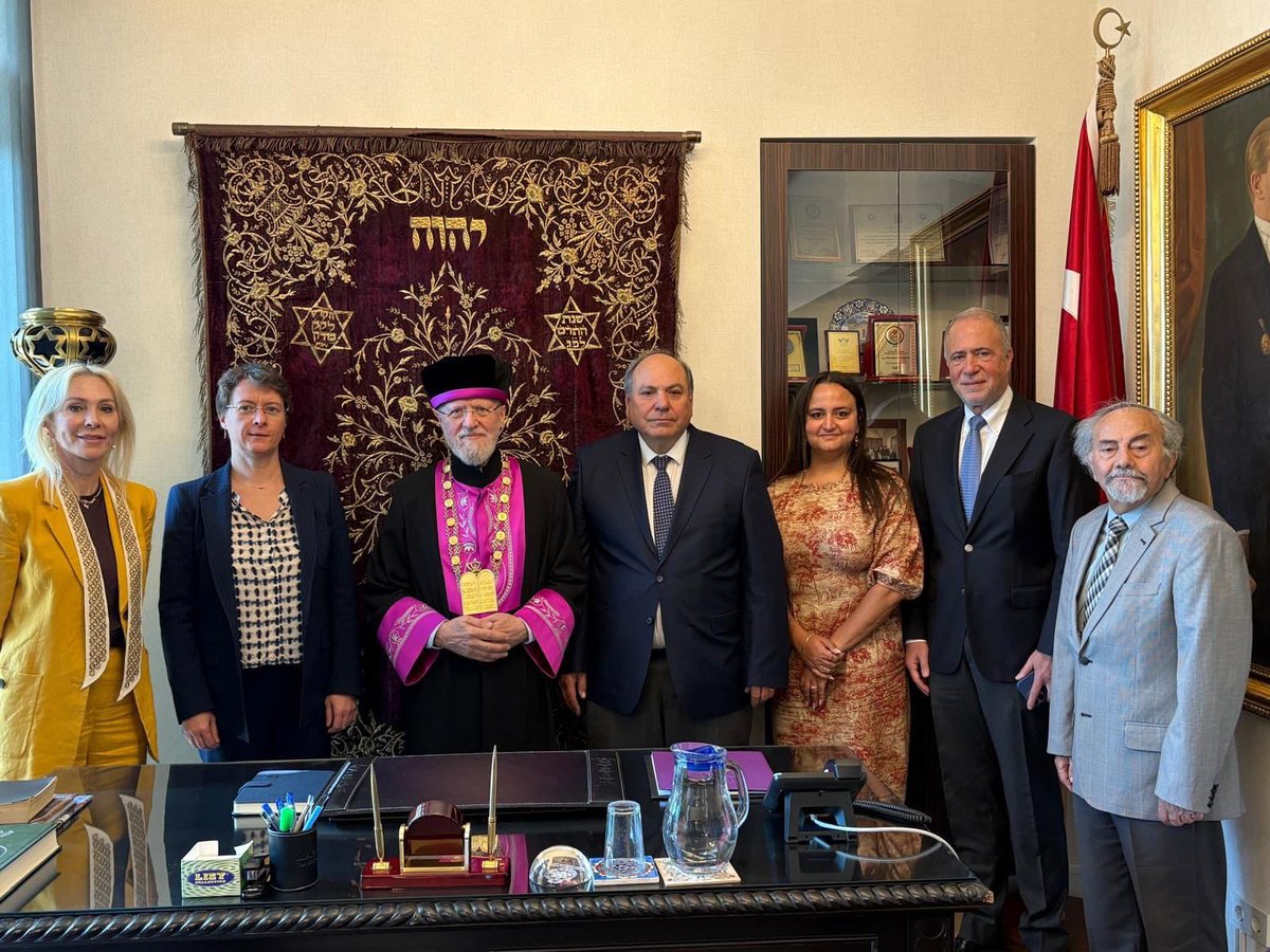 Türkiye Hahambaşısı David Sivi ile bir araya geldik. Türkiye’deki Yahudi cemaati ve bölgesel gelişmeler hakkında faydalı bir görüşme gerçekleştirdik.

Entretien avec David Sivi, grand Rabbin de 🇹🇷. Échanges utiles sur la communauté juive de Turquie et les développements régionaux