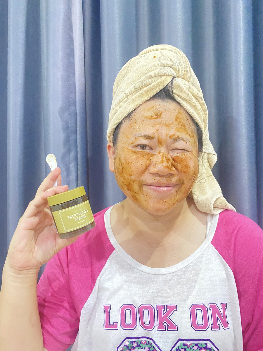 I'm from mugwort mask อันนี้ได้มาใหม่ ลองเมื่อคืนนี้ โคตรดี ผิวนุ่มมาก มาส์กจิงจูฉ่าย กลิ่นหอมสมุนไพรแนวสปา ทาลงหน้าแล้วเย็นขึ้นมาเลย ตอนล้างออกอาจจะใช้เวลานิดนึง เพราะเนื้อมาส์กจะหนืบติดหน้า แบรนด์นี้เป็น vegan ดีต่อผิว ดีต่อใจมาก