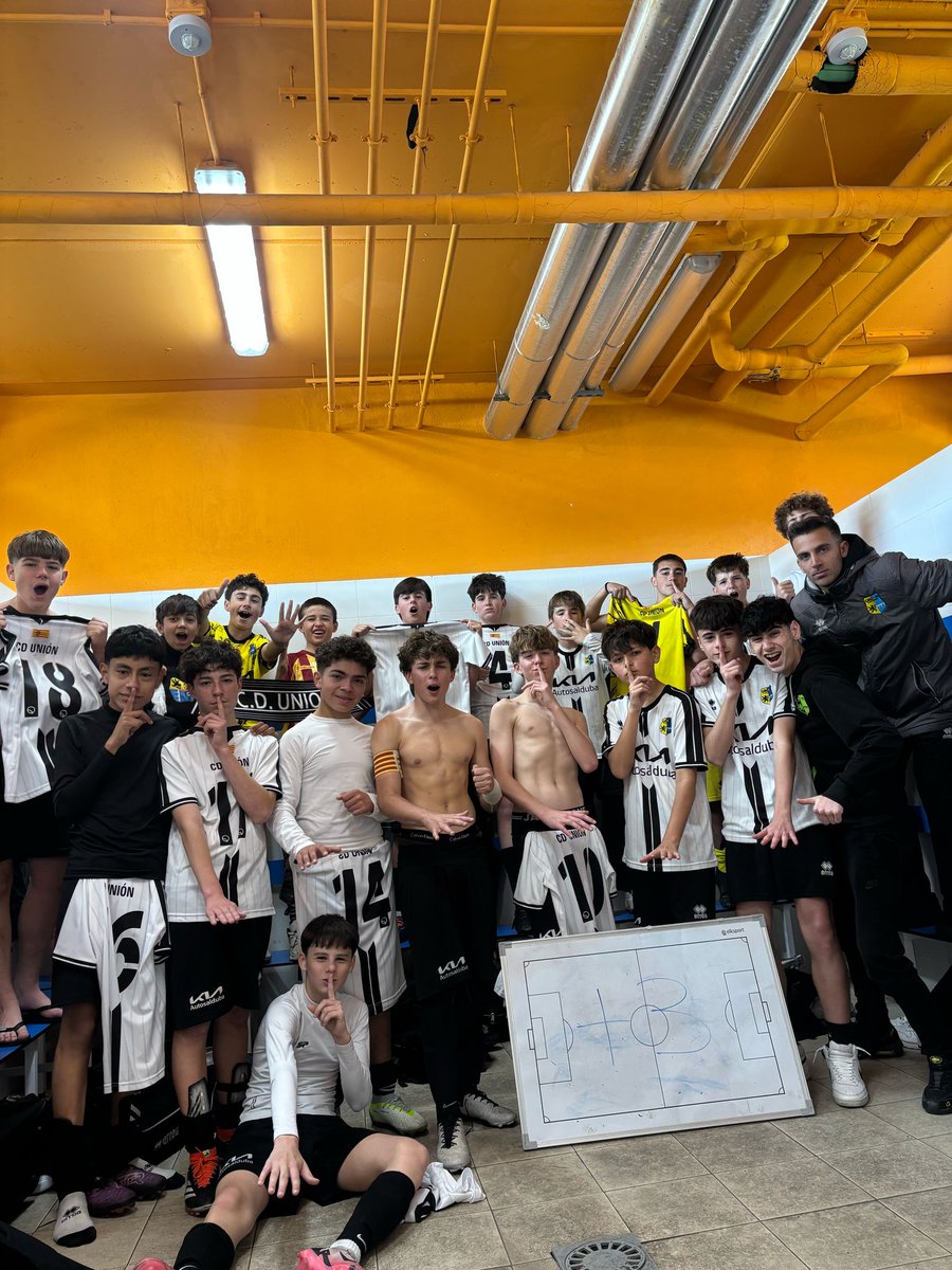 noelgvs1's tweet photo. La temporada termina y así se resume

INFANTIL C
Una buena plantilla y sobre todo una FAMILIA que me ha hecho disfrutar como un niño pequeño. Ser entrenador de este equipo ha sido un privilegio, ya no solo por haber podido ser campeones sino por querer escucharme y aprender 🫶🏼⚽ https://t.co/t3klwrMvaL