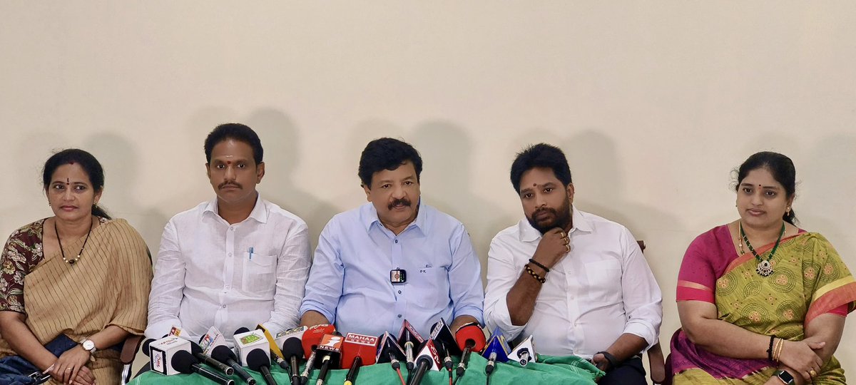 మంత్రివర్యులు శ్రీ కందుల దుర్గేష్ గారి ప్రెస్ మీట్ రాజమండ్రి ... 

వచ్చేనెల మొదటి వారంలో అఖండ గోదావరి ప్రాజెక్టు ప్రారంభిస్తాం ... 

37 కోట్ల రూపాయలతో అఖండ గోదావరి ప్రాజెక్టు .. 

గోదావరి ప్రాజెక్టును సమగ్రమైన ప్రాజెక్టుగా తీర్చిదిద్దుతాం ..

ప్రపంచ పర్యటకులకు గోదావరి అందాలను