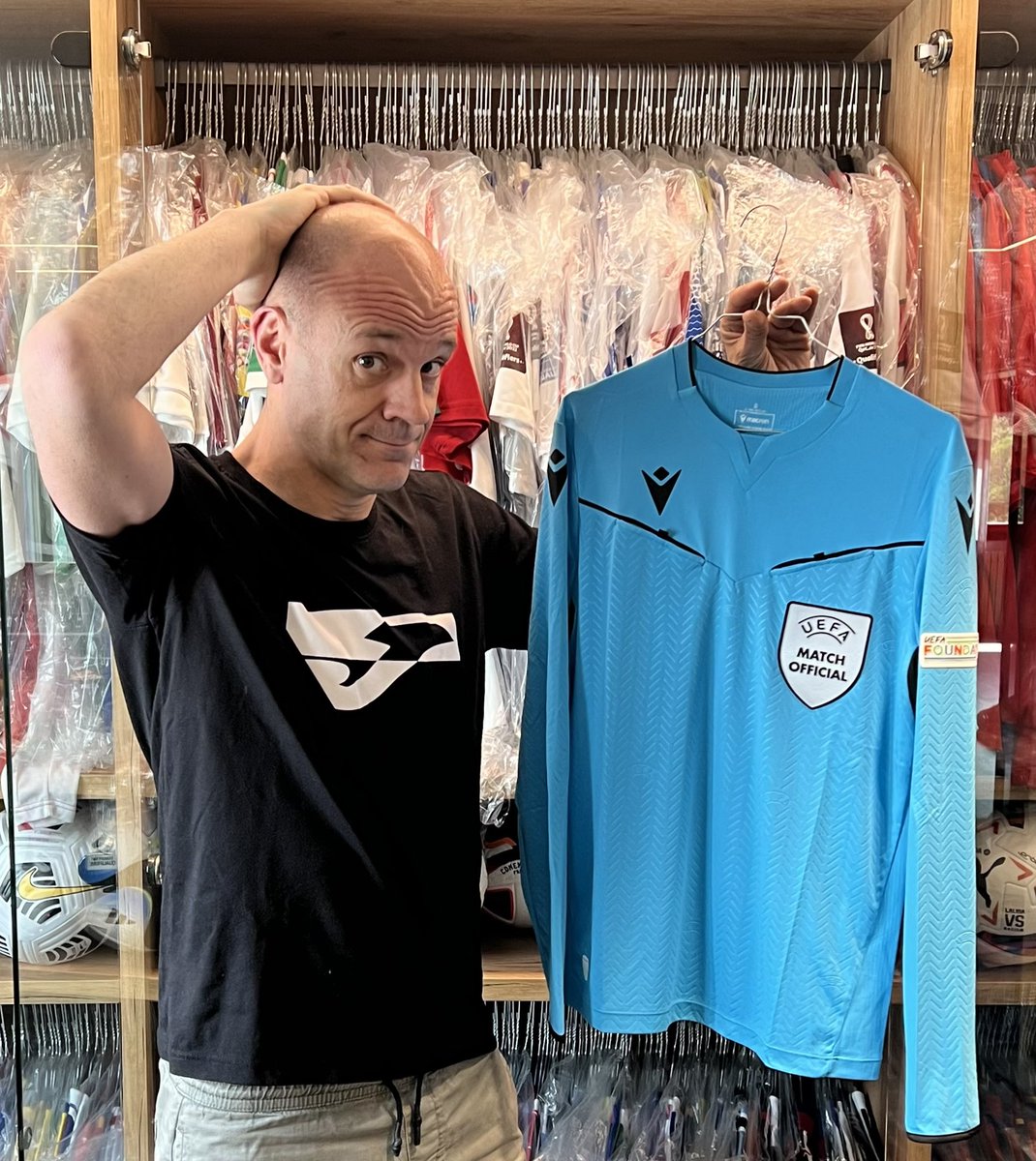 ildelima6's tweet image. There’s always a first time for...a referee’s shirt!!!🤯Thanks to Antoine Chiaramonti 🧑🏻‍⚖️⚽️🇦🇩😘 #andorra #referee #andorrafootballmuseum #redcard #uefaofficer #uefa