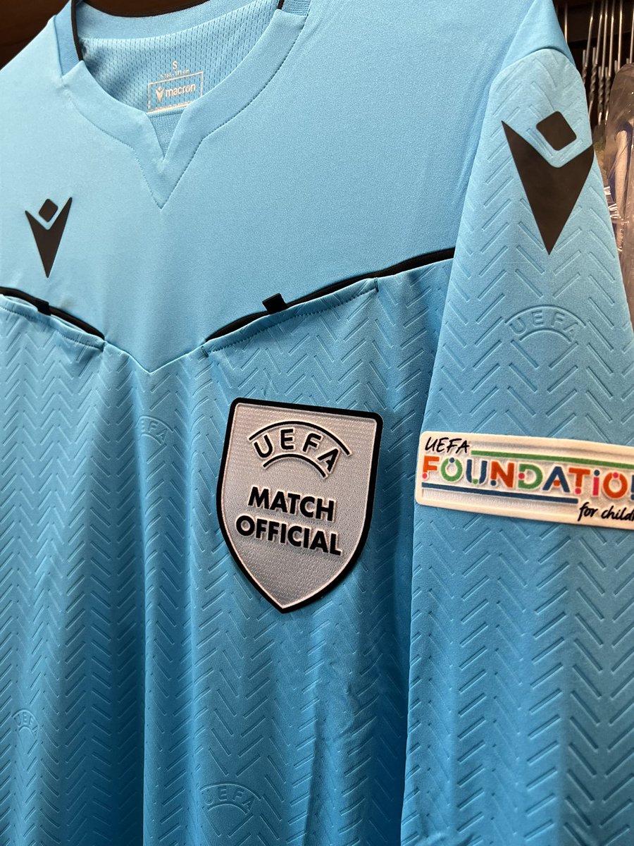 ildelima6's tweet image. There’s always a first time for...a referee’s shirt!!!🤯Thanks to Antoine Chiaramonti 🧑🏻‍⚖️⚽️🇦🇩😘 #andorra #referee #andorrafootballmuseum #redcard #uefaofficer #uefa