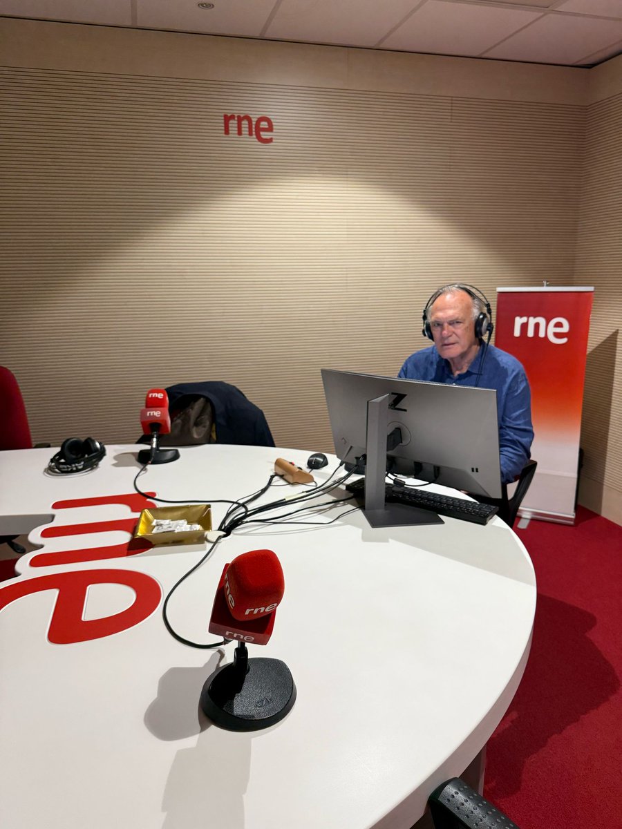 Memoria de delfín (@memoriadelfin) on Twitter photo 🎧¡NUEVO PODCAST! Recordamos a uno de los grandes del doblaje: #costantinoromero. 🎥
Hablamos de su voz, su trayectoria profesional y de sus vivencias con #MarioGas y <a href="/PedroPiquerasG/">Pedro Piqueras Gómez</a>.
📌¡Escucha nuestro podcast ya! En <a href="/rne/">Radio Nacional</a>, con <a href="/ARTUROMARTINRNE/">ARTURO MARTÍN</a>.
rtve.es/.../constantin… 🎧¡NUEVO PODCAST! Recordamos a uno de los grandes del doblaje: #costantinoromero. 🎥
Hablamos de su voz, su trayectoria profesional y de sus vivencias con #MarioGas y <a href="/PedroPiquerasG/">Pedro Piqueras Gómez</a>.
📌¡Escucha nuestro podcast ya! En <a href="/rne/">Radio Nacional</a>, con <a href="/ARTUROMARTINRNE/">ARTURO MARTÍN</a>.
rtve.es/.../constantin…