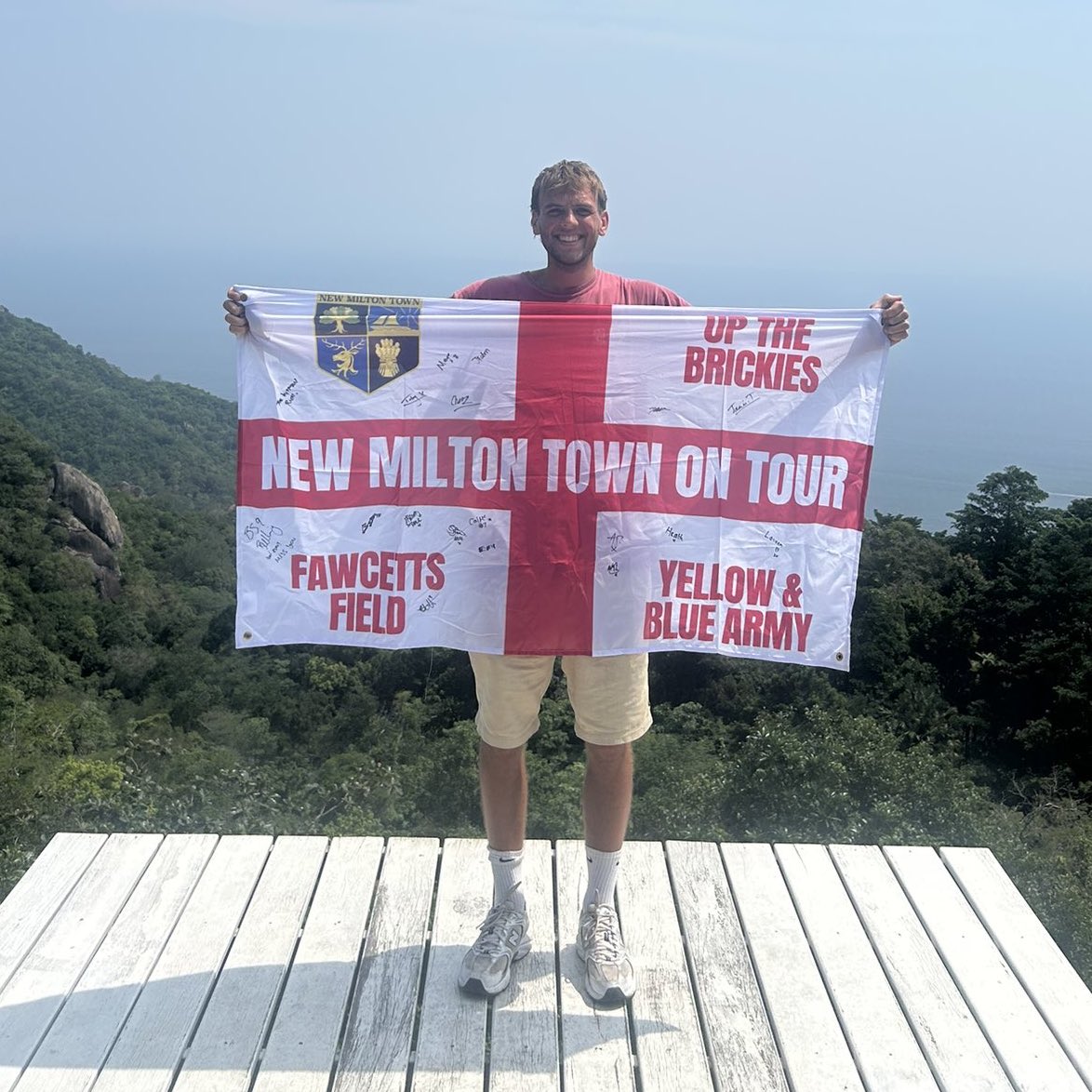 ✍🏼 LOUIS MOORE SIGNS FOR 2025/26

After leaving us in January to go on his travels, Louis will return to the M.A. Hart Stadium this summer. We feel that Callum McHale will be very pleased with this one! 🫣

#WelcomeBack