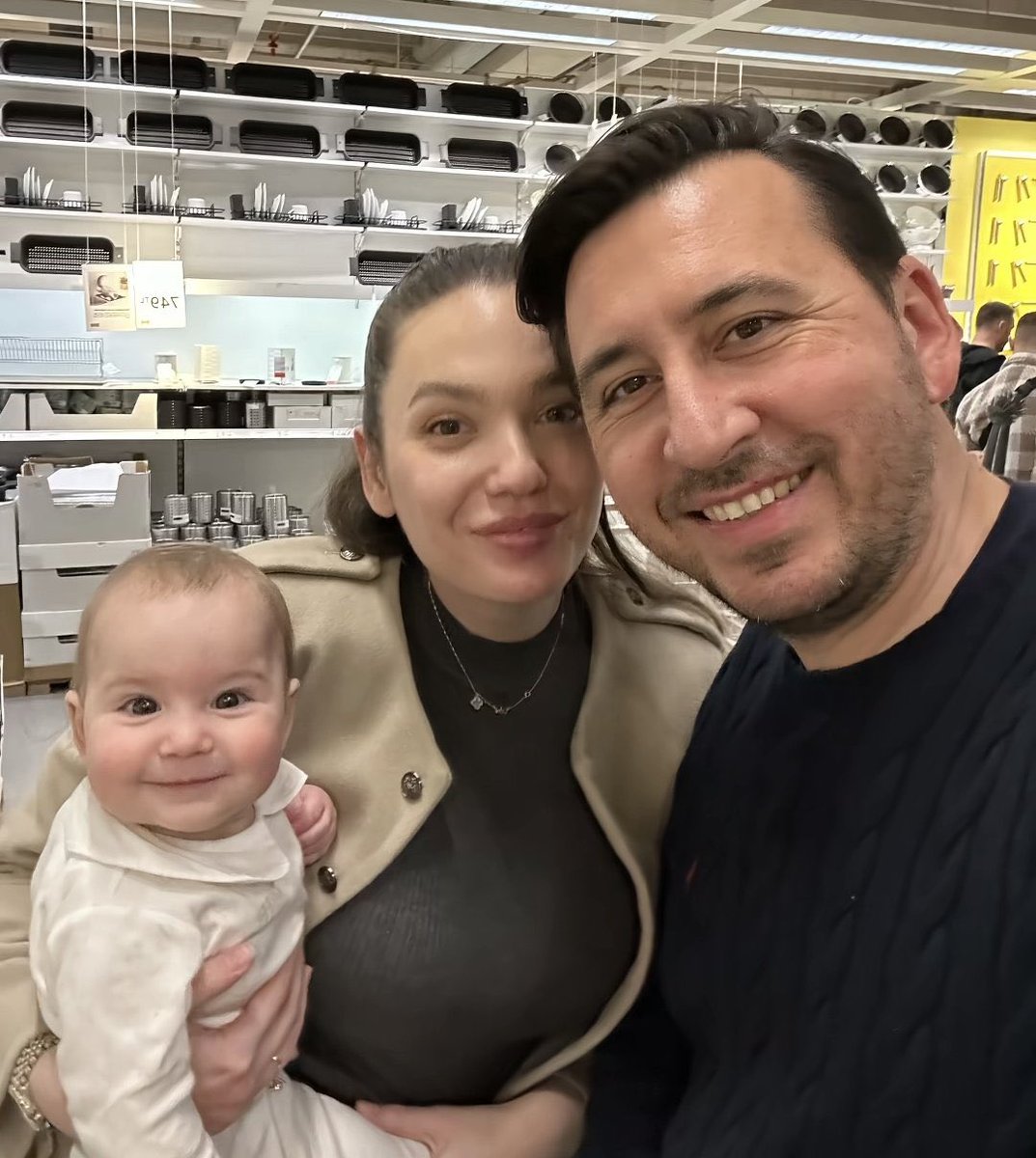 Bir çift, bebeklerinin selfielerde verdiği pozları paylaştı.