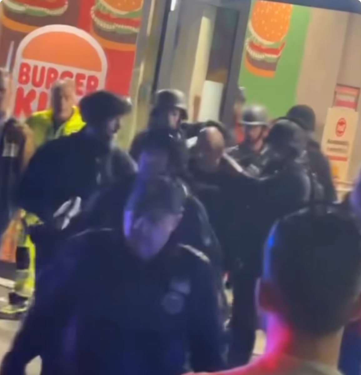 lavandagastryca's tweet photo. Ieri a Roma un uomo si è barricato in un Burger King minacciando i clienti, ci sono volute ore di trattative, si parlava di armi, di terrorismo…

E niente, nel video dell’arresto si sente dalla folla un “A PELATONE, CHE PANINO TE SEI PRESO?” e penso non mi riprenderò mai più https://t.co/lbHJCEmh9Y