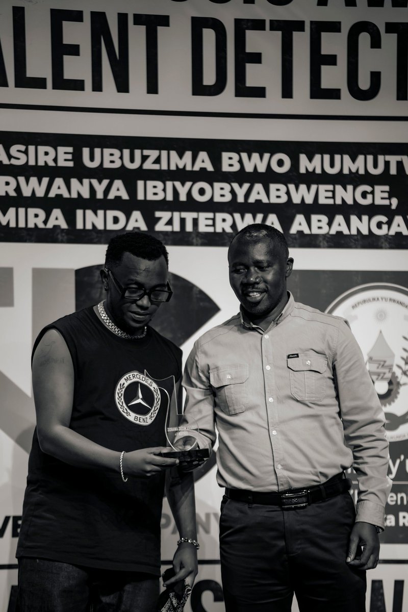 umunsiofficial's tweet photo. AMAFOTO 🚨 Fica Magic wamenyekanye muzirimo;  'Ibituruta' , 'Babiri' n'izindi , yegukanye ibikombe bibiri mu irushanwa rya Rubavu Music Awards 2025 mu birori byabereye mu nyubako ya Kivu Intare Arena ku wa 24 Gicurasi 2025. #BestMale #BestR&amp;B

@visionjeunesse2
@RubavuDistrict https://t.co/c7Dorafwm1