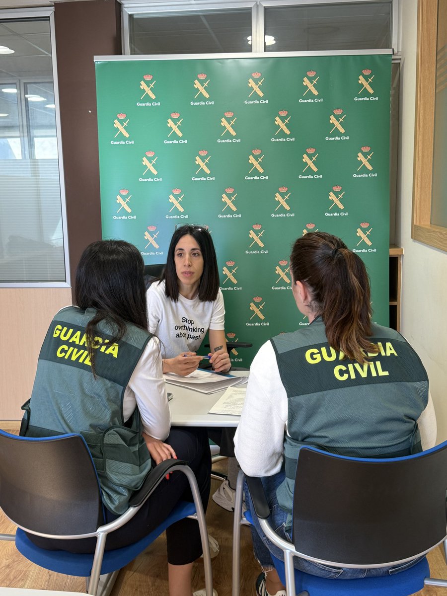 GCivilCoruna's tweet photo. Colaboración entre dos agentes del EMUME, psicólogas por la USC, y una estudiante del Máster en Violencia de Género. Dialogaron sobre violencia sexual en la pornografía y la visión desde las fuerzas de seguridad. #ViolenciaDeGénero #EMUME https://t.co/o54LItd8Vt