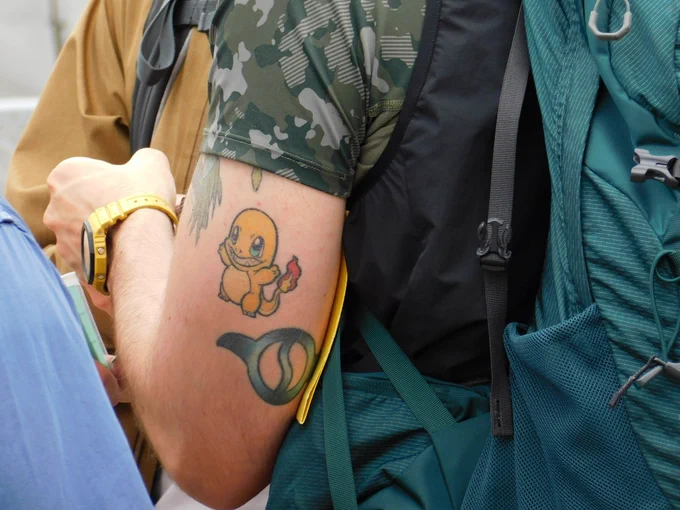 お兄さんの腕のタトゥー。可愛いと言うしかない。Tattoo on a man's arm. The only word I can say is how cute it is. 