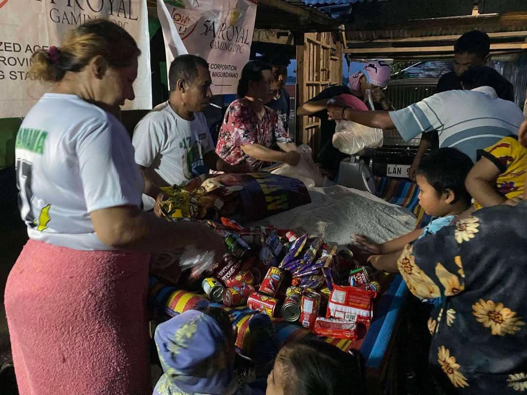 coachjarret's tweet image. Wala ng arte-arte pagdating sa pagbigay ng tulong. Yan ang Bagong Pilipinas. 1st to the scene ang PCSO sa Maguindano del Sur para tumulong sa mga biktima netong nakaraang pagsalanta ng baha sa Mindanao. 

Bagong Pilipino para sa Bagong Pilipinas!

#Philippines #marcosadmin…