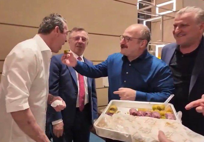 Yanak okşatmıyorsunuz ama ....
<a href="/melihmahmutoglu/">Melih Mahmutoğlu</a>