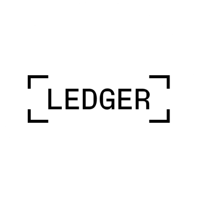 Crypto__Goku's tweet photo. ❌ Les criminels lancent plusieurs campagnes d'arnaques ciblant les utilisateurs de Ledger.

➡️ De fausses lettres envoyées aux détenteurs de @Ledger aux Etats Unis.
Ces lettres annonçent une « mise à jour de sécurité urgente et critique  » et demandant aux utilisateurs de scanner un code QR et de fournir leur seed phrase.

➡️ Une fausse application Ledger Live ciblant les utilisateurs de macOS, qui remplace la véritable application par une fausse version qui demande aux utilisateurs de saisir leur seedphrase. 

➡️ Des attaques sur Discord, avec un compte de modérateur du serveur Discord officiel de Ledger qui a été compromis récemment. 

➡️ Du phishing sur X, telegram ou encore reddit, avec un utilisateur qui a signalé en janvier dernier avoir perdu 15 000 $ après avoir saisi sans le savoir sa seedphrase dans une fausse application partagée sur la plateforme.

Ledger ne vous demandera jamais votre seedphrase, que ce soit par téléphone, SMS ou quelconque autre moyen.

Soyez vigilant ! 🙏