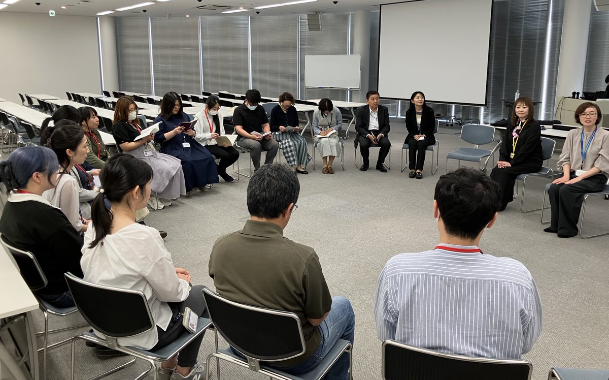 In May 2025, our drug discovery scientists invited an ovarian cancer survivor to Eisai’s Tsukuba Research Laboratories, and held a lecture and round-table discussion. This activity is part of the hhc initiative themed “Let’s Learn More about Cancer Patients”, which has been
