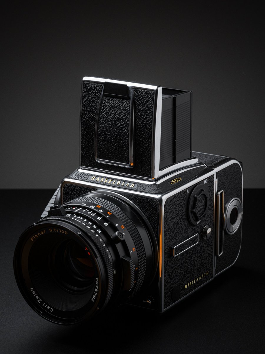 Hasselblad_JPN's tweet image. 📚 Hasselblad Classics | 503CW Black Edition

500シリーズの集大成として登場した503CW Black Edition クラシックなデザインにTTLフラッシュ測光やWinder CW対応など、現代的な機能を融合。フィルムファンやコレクターにとっての逸品です。

撮影：pual_9101

#Hasselblad #503CW #VSystem…