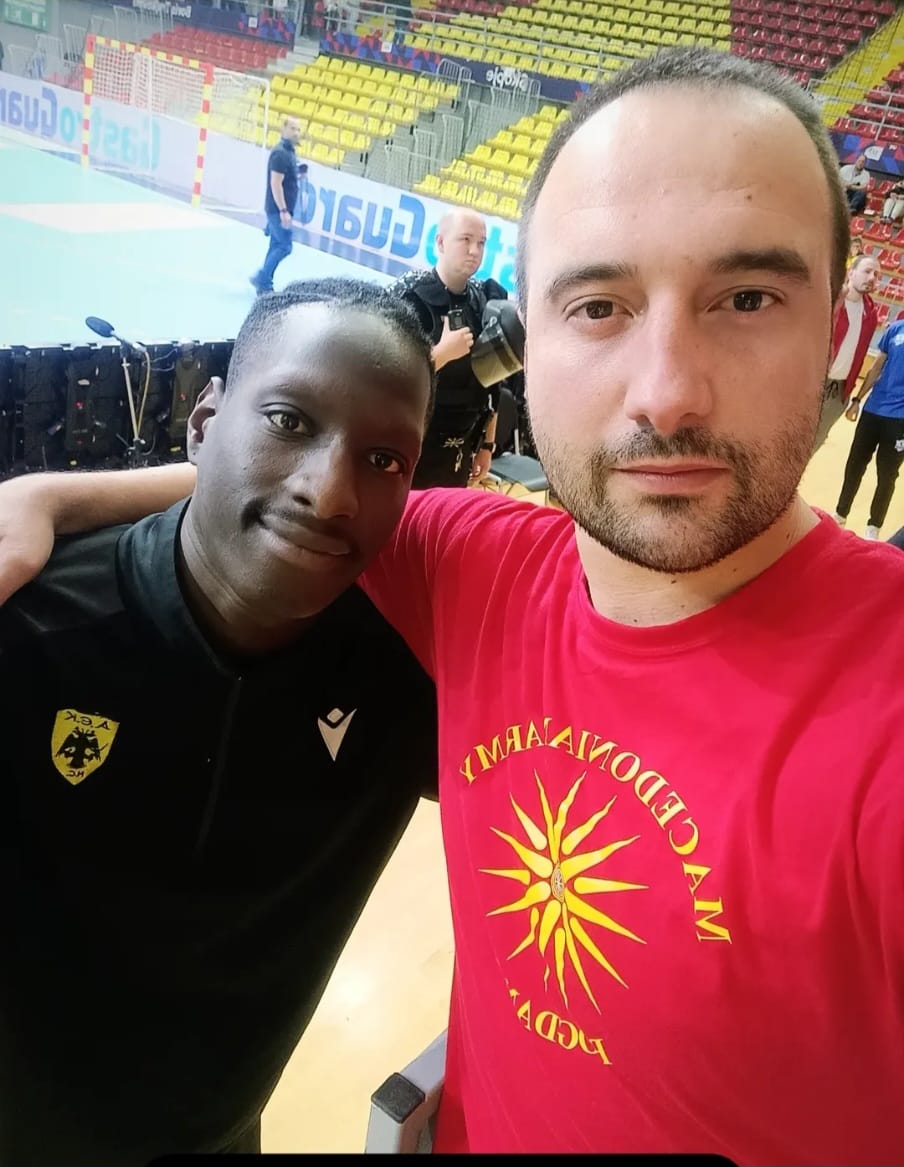 Mertz87's tweet photo. @Tasos_kapet @athletiko_gr Πανό με Αλυτρωτικούς χάρτες με την Μακεδονία εκτός... Ελλάδας, Παίκτες της ΑΕΚ φωτογραφίες με Σκοπιανούς και Ηλιο της Βεργίνας...Και όλα αυτά σε τελικό ευρωπαικού κυπέλλου. Και τα δημοσιογραφάκια της ΑΕΚ... ΜΟΚΟ !! Ολοι τα είδαν εκτός απ΄ αυτούς !!! https://t.co/bt0tVqgZPX