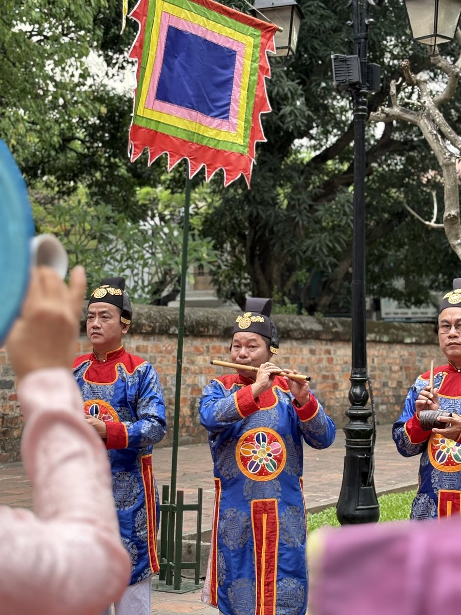 🚨 Signatures de contrats 🇫🇷 🇻🇳 
20 <a href="/Airbus/">Airbus</a> gros-porteurs A330, fabrication de vaccins par <a href="/sanofi/">Sanofi</a>, projet de port <a href="/cmacgm/">CMA CGM Group</a> et début de négociations pour le nucléaire civil et le projet XXL de TGV entre Hanoï et Ho Chi Minh Ville.